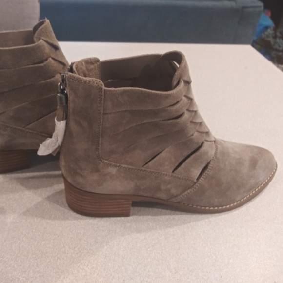 NWT Volatile Taupe Suede Ankle Boot Size 7 - Picture 4 of 6